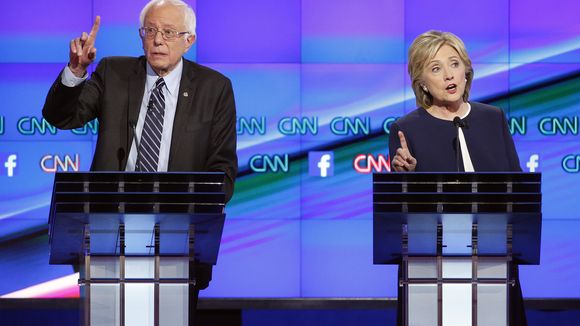 Hillary Clinton y Bernie Sanders en el debate presidencial