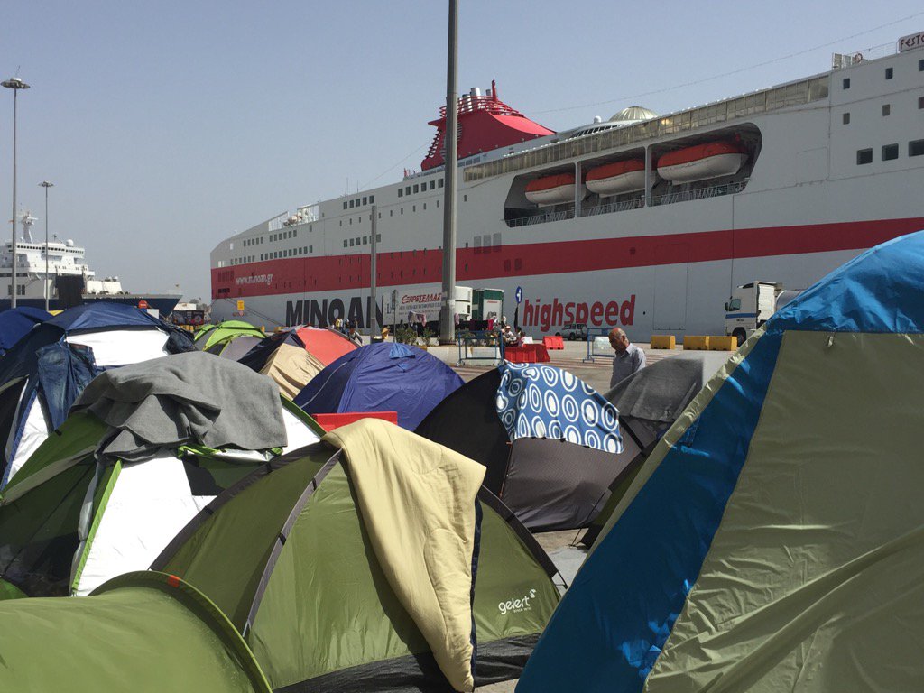 Situación de los refugiados en el puerto de Pireo. Fotografía de @laribocrusat