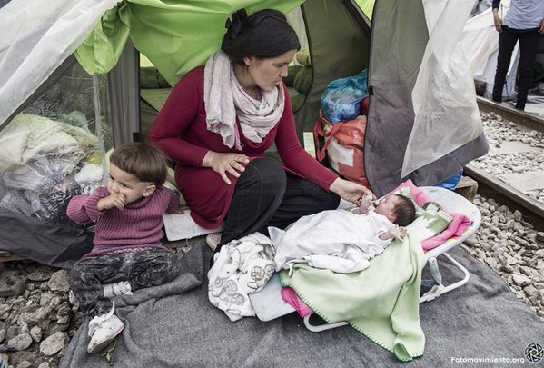 Rodin, una niña nacida en Idomeni con su familia. Foto de @fotomovimiento