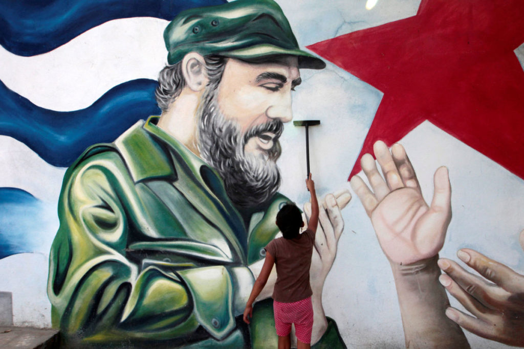 A child plays in front of a mural of late former Cuban leader Fidel Castro at the market in Managua, Nicaragua November 27, 2016. REUTERS/Oswaldo Rivas FOR EDITORIAL USE ONLY. NO RESALES. NO ARCHIVES