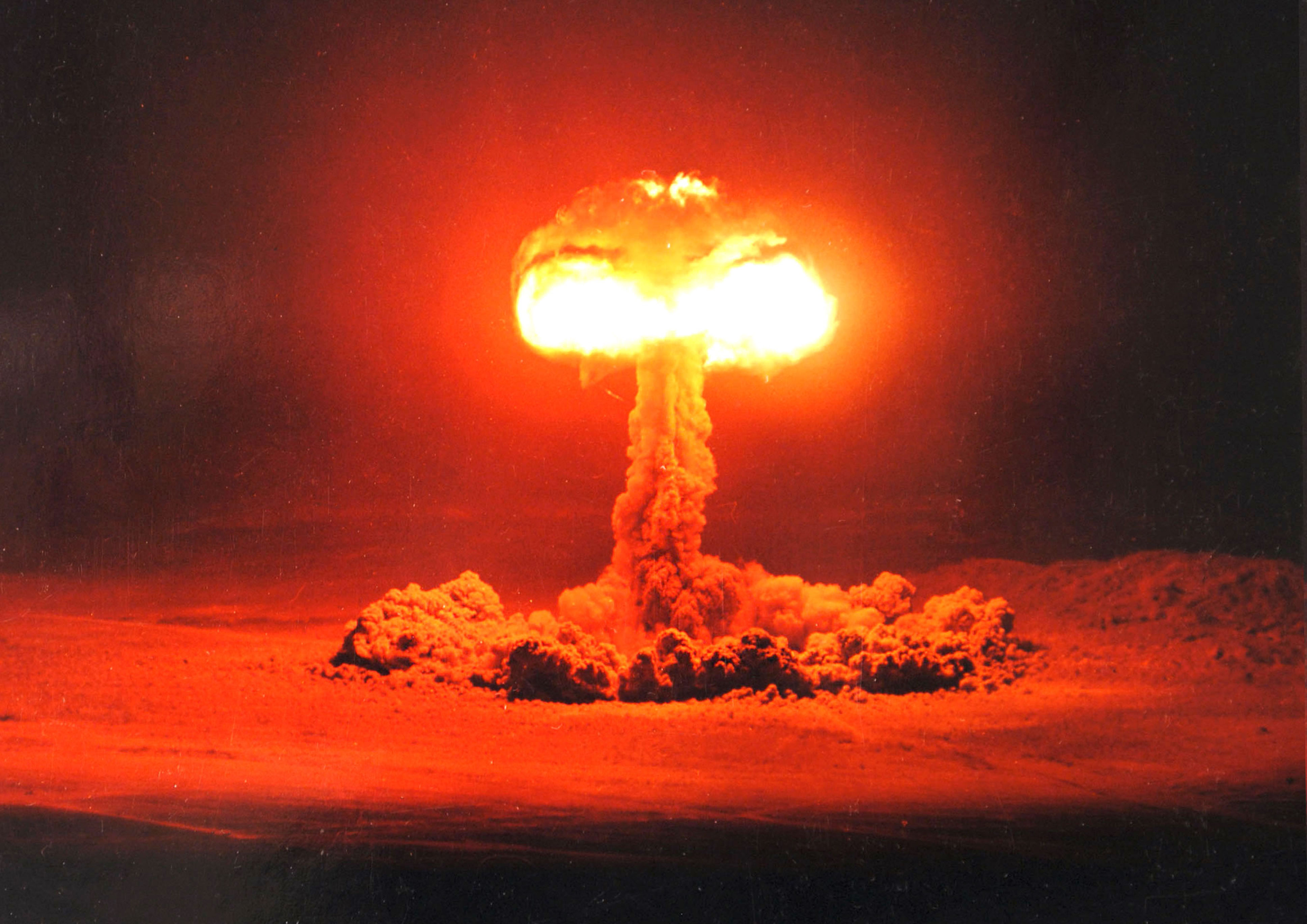 Ядерный взрыв в воздухе. Ядерный взрыв. Ядерный гриб. Атомный взрыв.